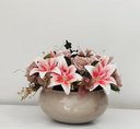 Ver imagem 3 de Arranjo com Flores Artificial Lírios Pink no Vaso Bege