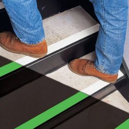 Fita Antiderrapante 5 Metros Neon Kit 10 Uni Brilha no Escuro Piso Degrau Rampa Chao Previne Acident - 4