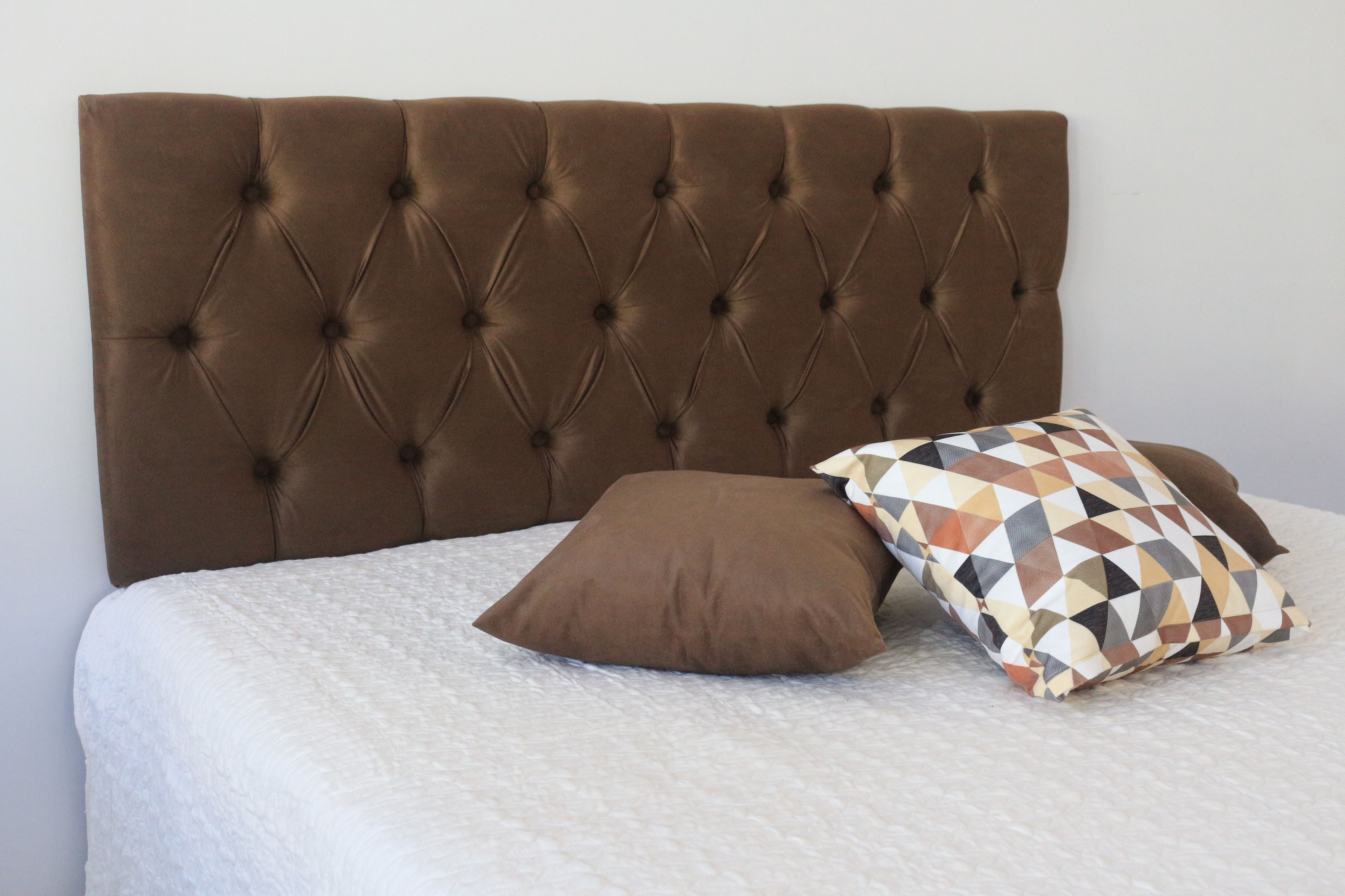 Cabeceira Estofada Queen em Veludo 1,60m X 50cm Marrom - com Botões na Mesma Cor que o Produto - 2