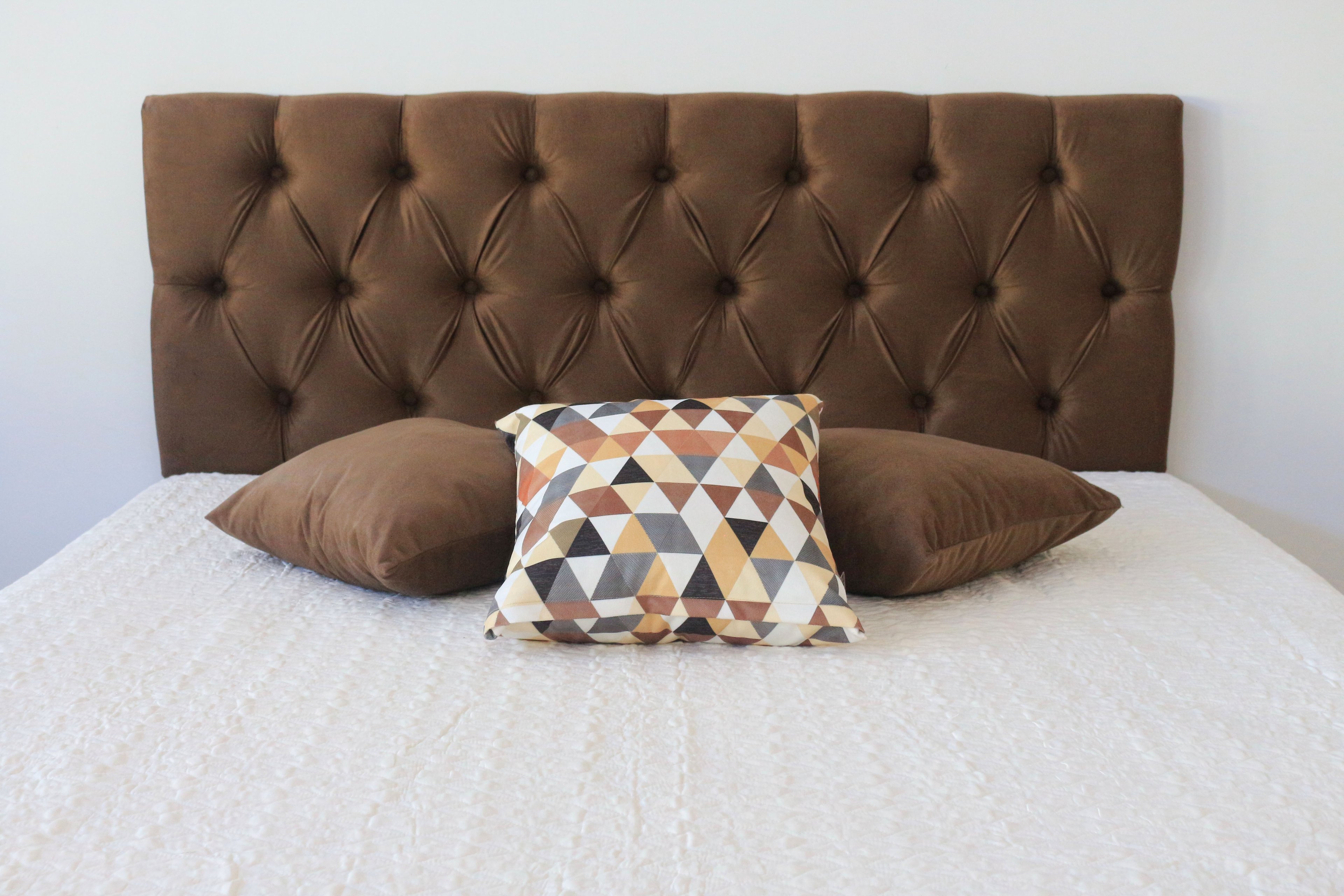 Cabeceira Estofada Queen em Veludo 1,60m X 50cm Marrom - com Botões na Mesma Cor que o Produto - 1