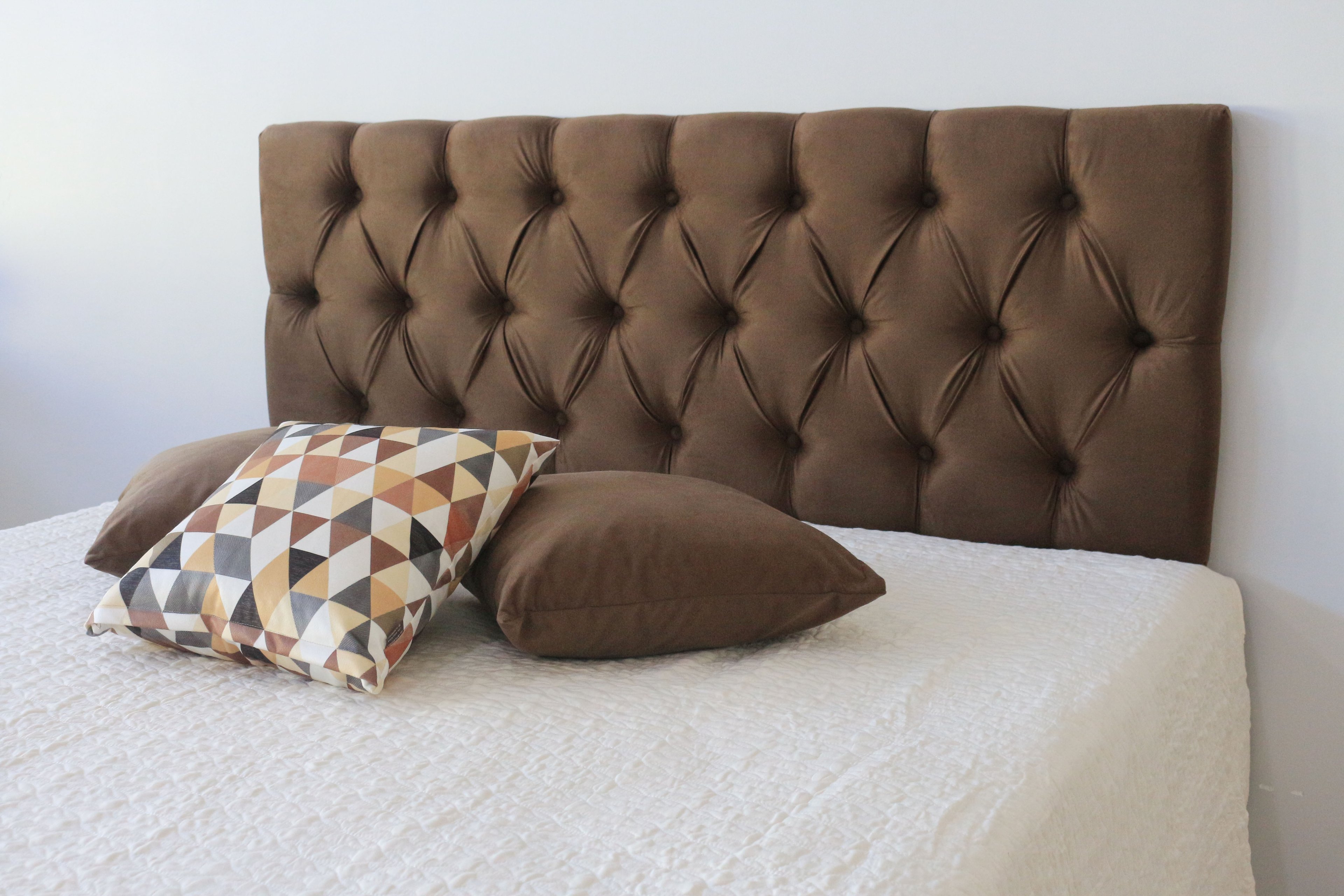 Cabeceira Estofada Queen em Veludo 1,60m X 50cm Marrom - com Botões na Mesma Cor que o Produto - 3