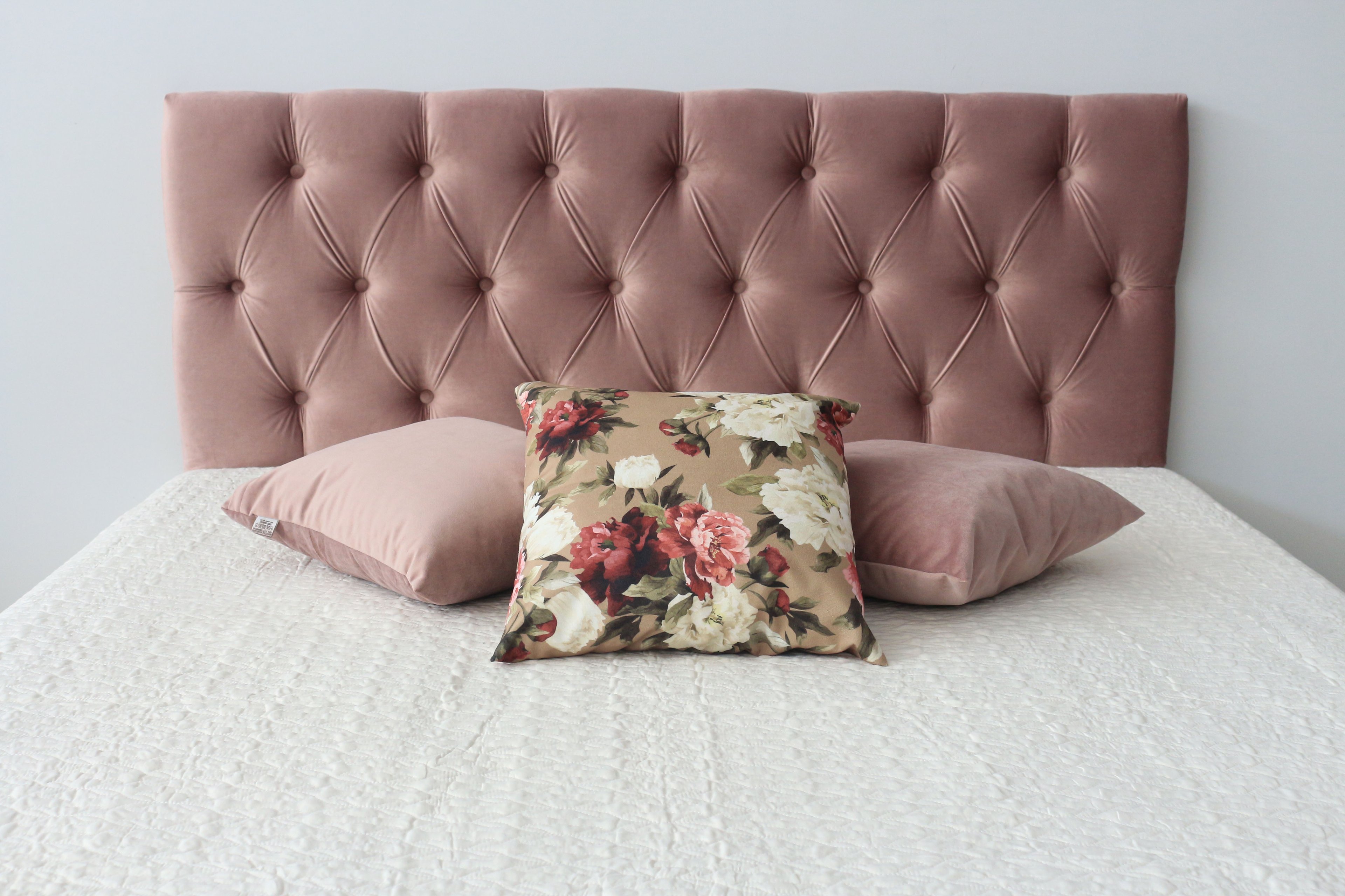 Cabeceira Estofada Queen 1,60m X 60cm Tecido Veludo Cor Rosa Nude com Botões na Mesma Cor - 1