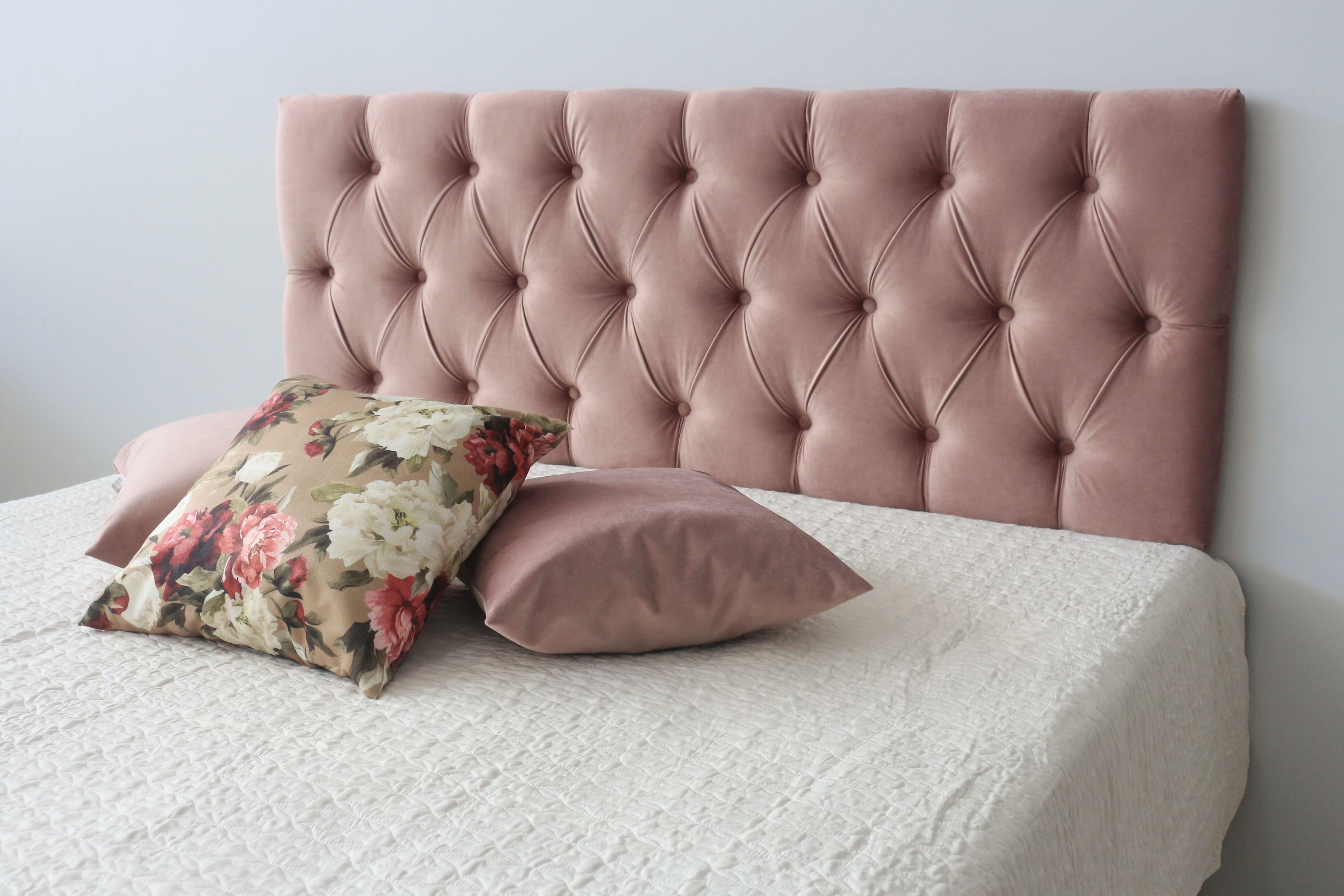 Cabeceira Estofada Queen 1,60m X 60cm Tecido Veludo Cor Rosa Nude com Botões na Mesma Cor - 3