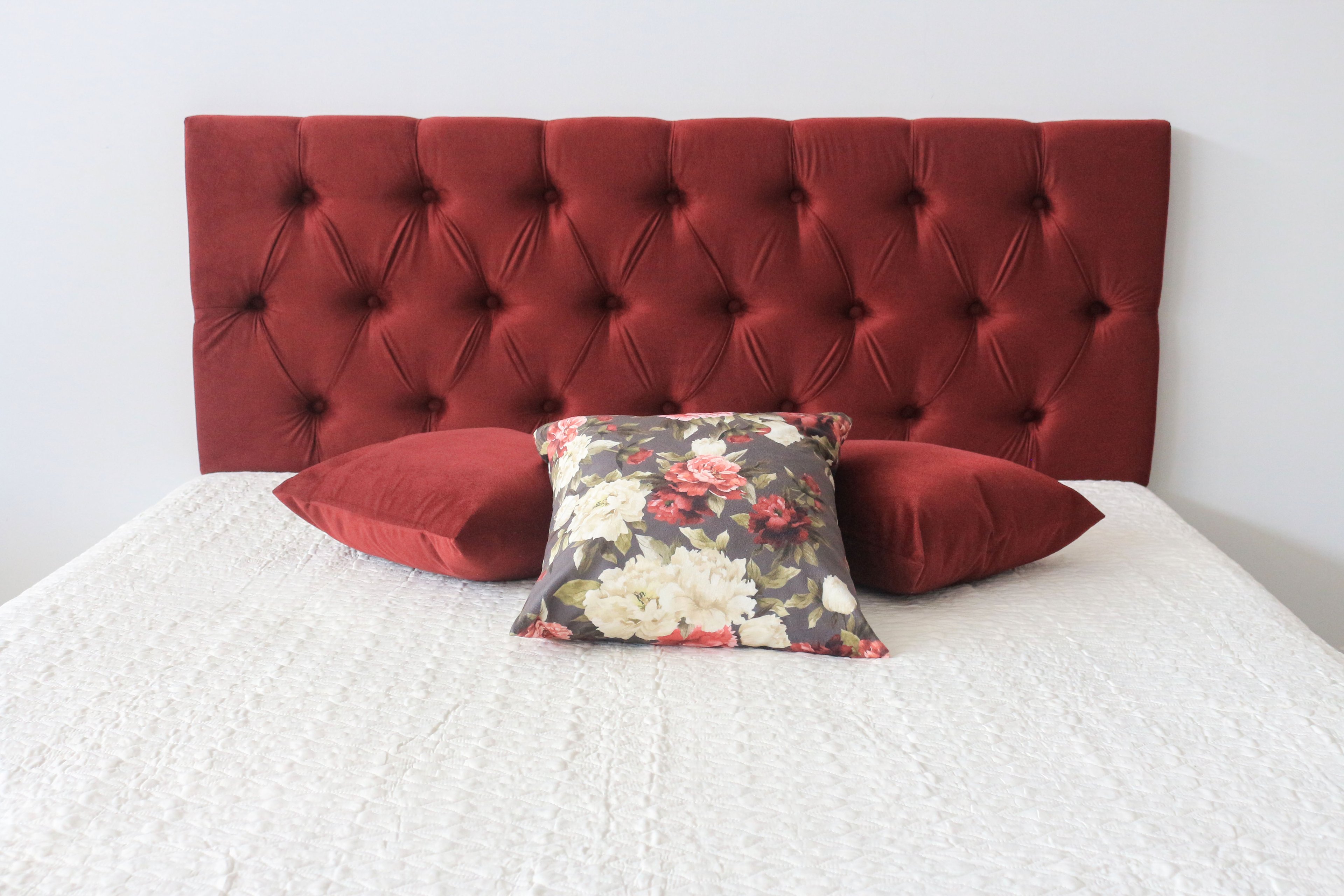 Cabeceira Estofada em Capitonê na Cor Bordô 160x60cm com Botões na Mesma Cor do Tecido - Queen - 1
