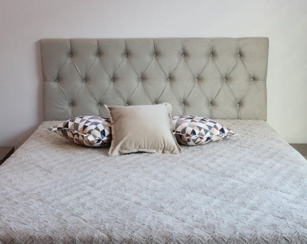 Cabeceira Estofada Queen 1,60m x 60cm Cinza Claro Com Botões Na Mesma Cor - Alta Durabilidade - 2