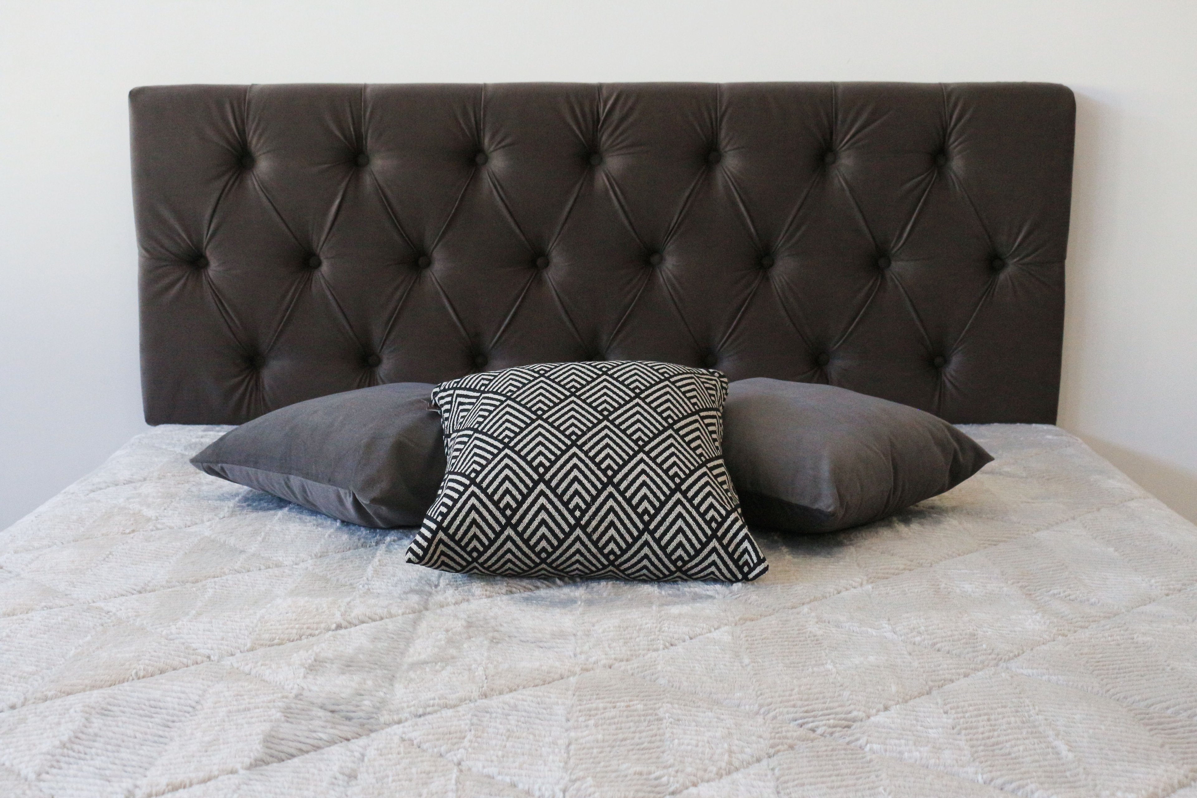Cabeceira Estofada Queen Capitonê 1,60m X 60cm na Cor Cinza Grafite - com Botões na Mesma Cor - 1