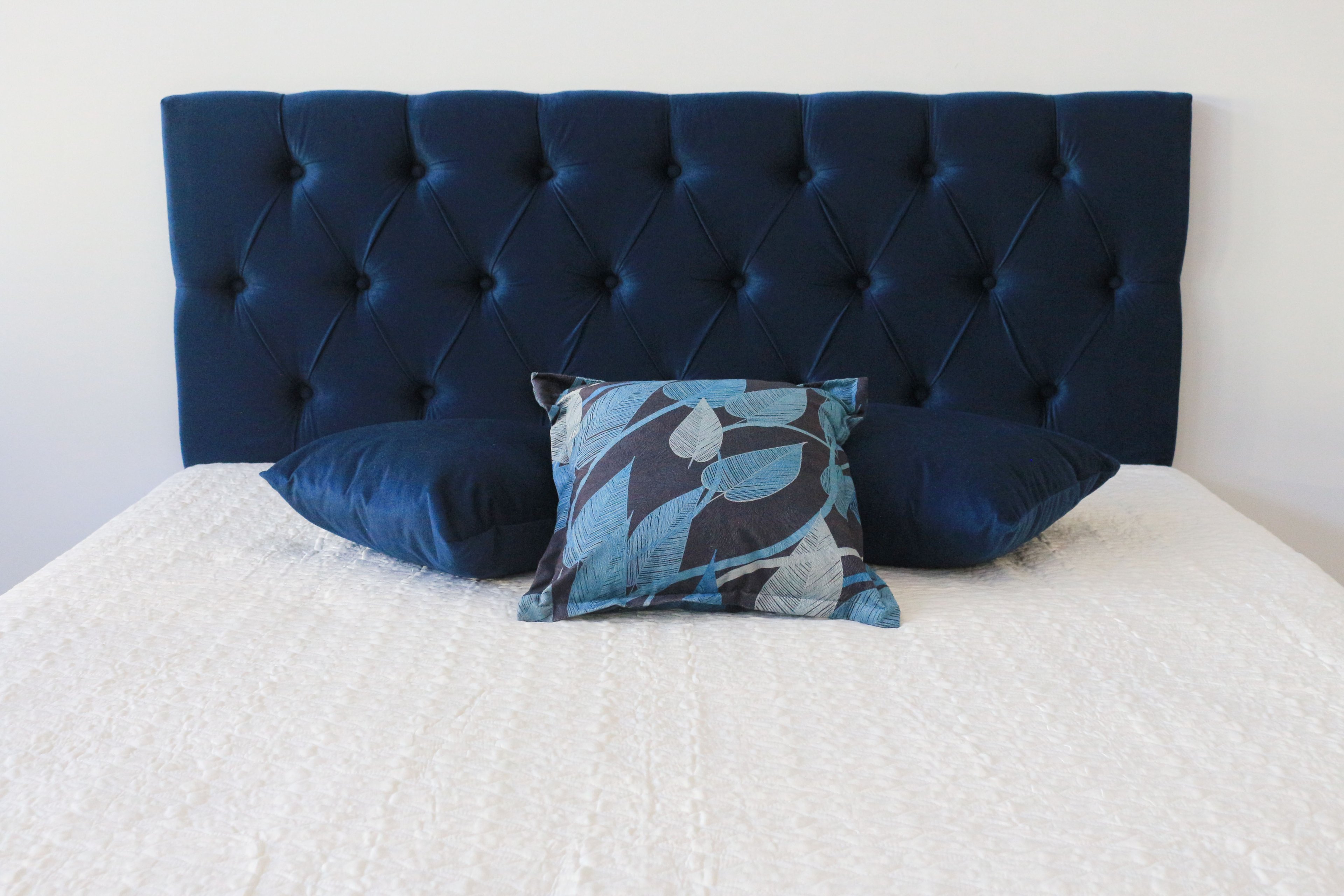 Cabeceira King em Capitonê 190x50cm Azul Marinho com Botões Na Mesma Cor do Tecido - Fixa Na Parede - 1