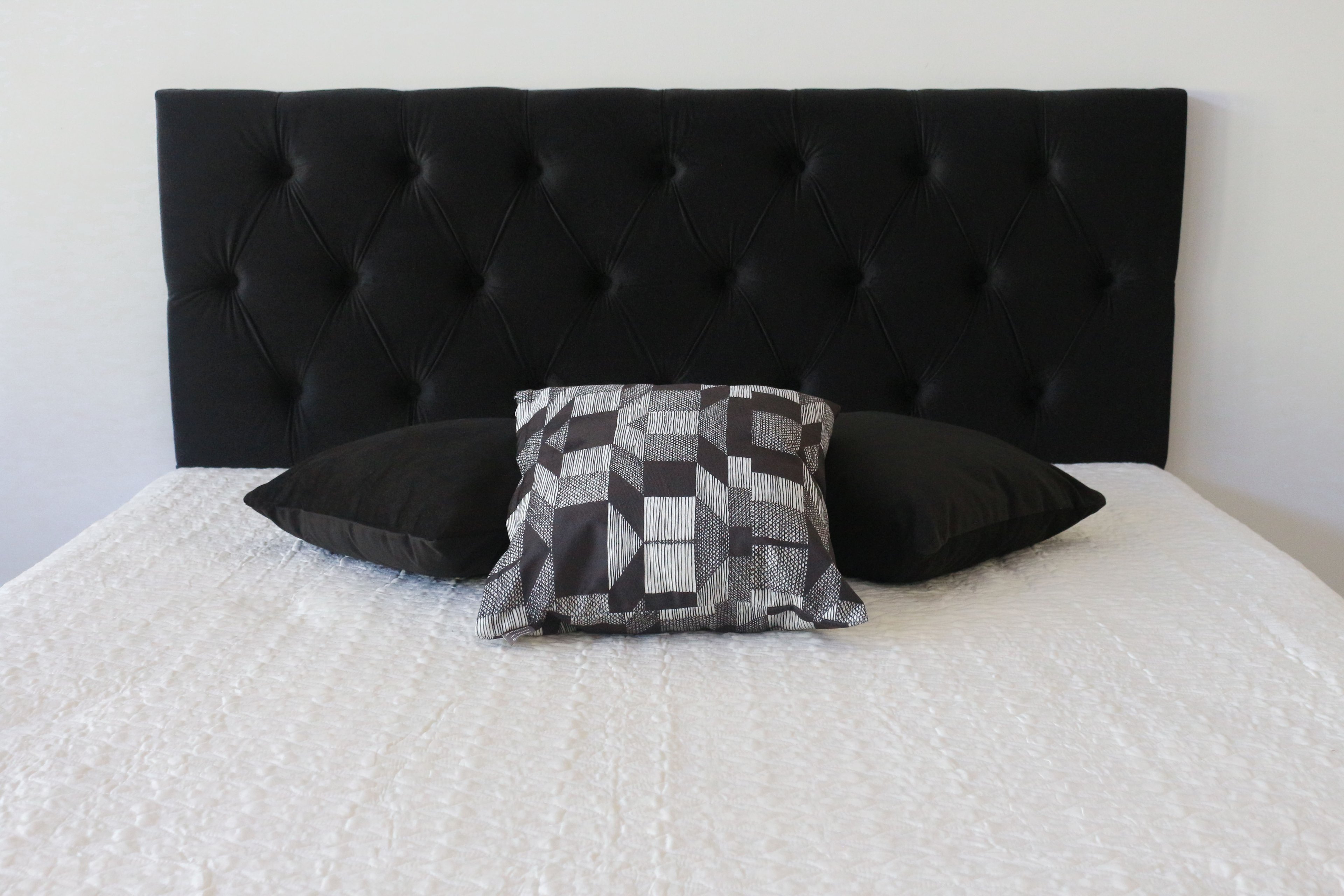 Cabeceira Estofada King Preto Super Resistente 1,95m x 60cm Botões Na Cor do Tecido - 1