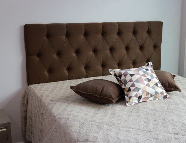 Cabeceira Estofada de King Na Cor Marrom 2,00m x 60cm Com Botões Na Mesma Cor Que o Tecido - 1
