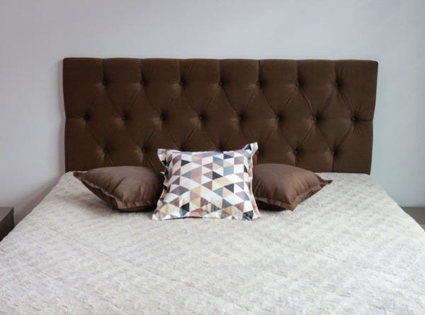 Cabeceira Estofada de King Na Cor Marrom 2,00m x 60cm Com Botões Na Mesma Cor Que o Tecido - 2