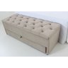 Puf Baú com Gaveta Estofado de Casal em Capitonê 140x50x45cm na Cor Areia com Botões na Mesma Cor - 1