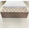 Puf Baú Estofado Recamier Capitonê Casal 140x50x45cm na Cor Areia - 1