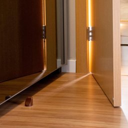 Trava Porta Magnético Universal Prendedor Fixador de Portas Comfort Door Adesivo 3m Dourado - 8