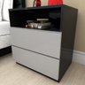 Mesa de cabeceira moderna cinza com preto - 1