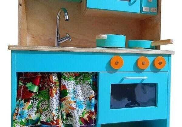 Cozinha infantil de madeira com Micro ondas e Geladeirinha inverse – Mundo tropical – Oque é Oque é? - 3
