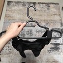 Ver imagem 3 de 12 Cabides com Cava para Vestidos Alçinhas Preto Lojas Closet Guarda Roupas