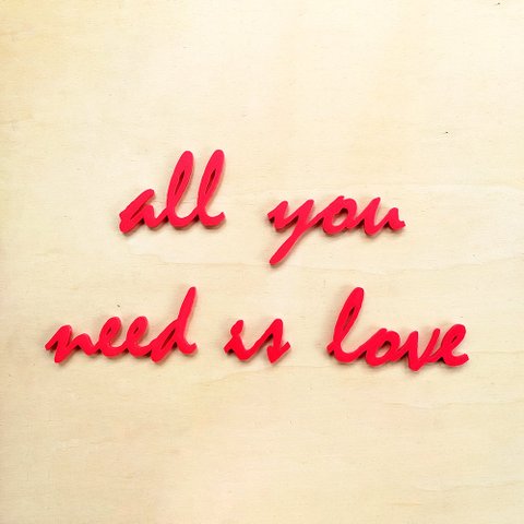 Adorno De Parede All You Need Is Love - Quadro / Frase 70cm comprimento - Toque 3D: Vermelho