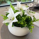 Ver imagem 3 de Arranjo Centro de Mesa Lírio Branco Artificial Vaso Branco