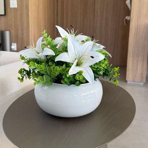 Arranjo Centro de Mesa Lírio Branco Artificial Vaso Branco