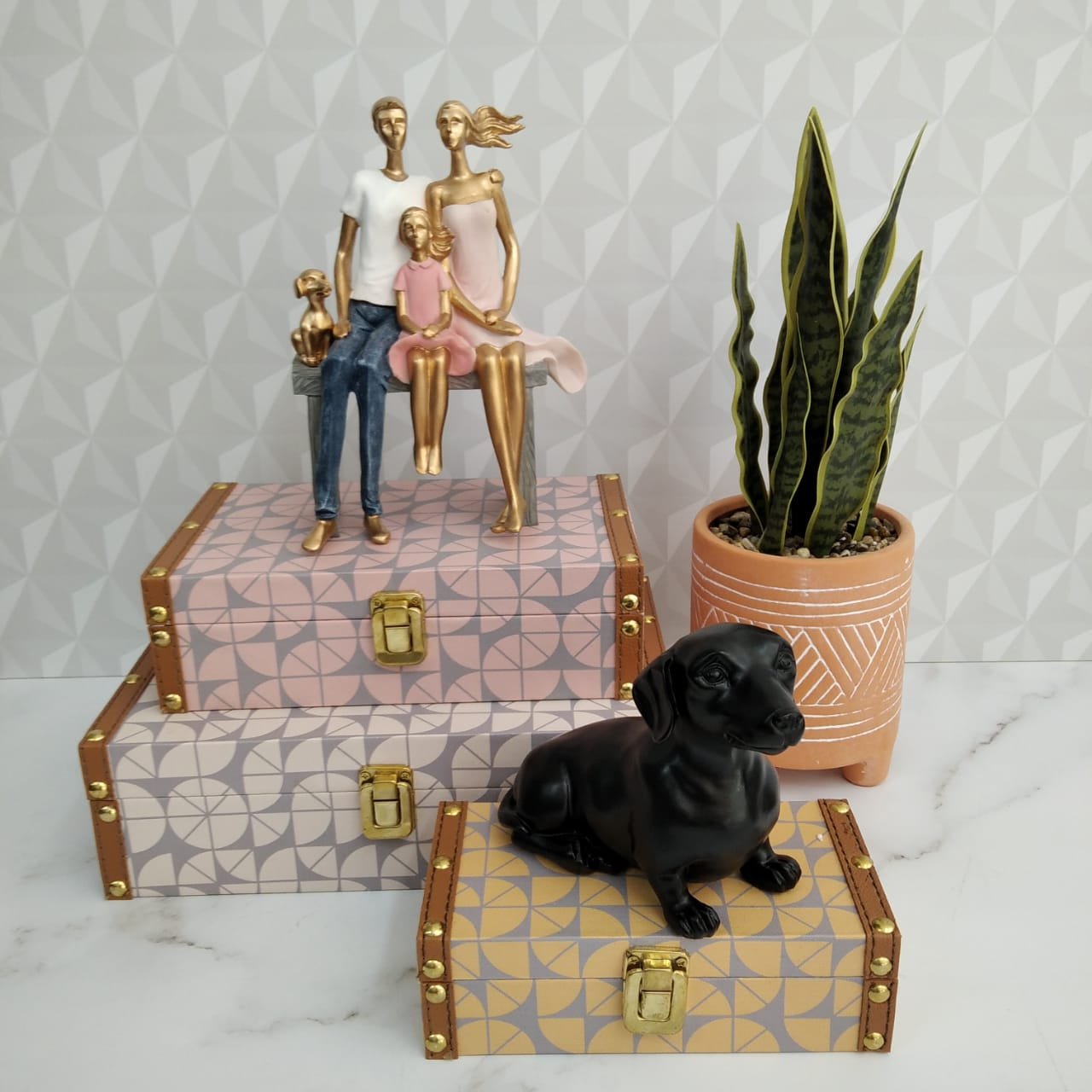 Escultura Família Decorativa em Resina Ouro Sentados com Cachorro - 4