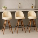 Ver imagem 1 de Kit 3 Banquetas Lara Giratórias em Madeira Mel com Courino Palha – Exclusiva Courino Durango Palha