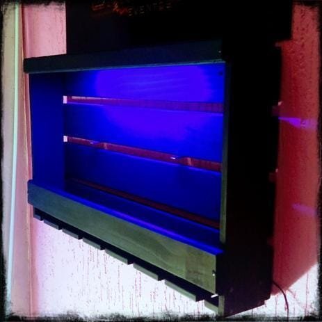 Barzinho Adega Parede Madeira Rústico 8 Garrafas Preto com LED Azul - Chimera Concepts - 3