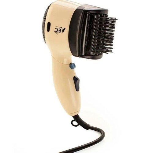 Cabeleireiro seca e modela o cabelo com um secador de cabelo no