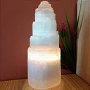 Ver imagem 2 de Luminária Selenita Bruta 20cm - Base de Madeira Clara - Bivolt