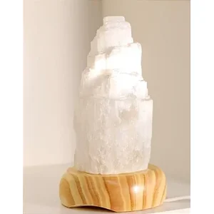 Luminária Selenita Bruta 20cm - Base de Madeira Clara - Bivolt