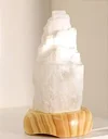 Ver imagem 1 de Luminária Selenita Bruta 20cm - Base de Madeira Clara - Bivolt
