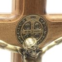 Ver imagem 4 de CRUCIFIXO DE MESA E PAREDE MADEIRA METAL SÃO BENTO OURO VELHO 26 CM