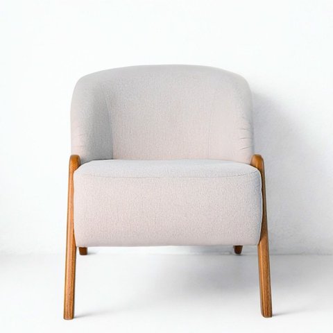 Poltrona para Sala de Estar Quarto Pés em Madeira Bari