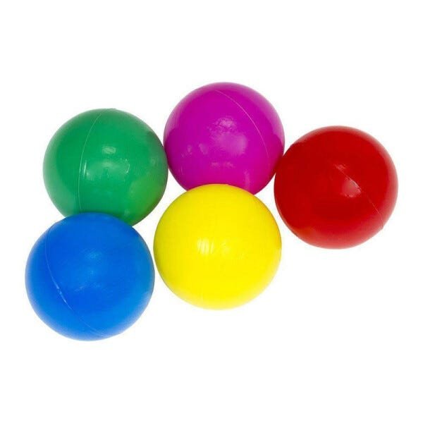 Bolas de plástico coloridas na piscina da sala de jogos