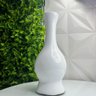 Vaso branco alto decorativo de cerâmica com trabalhado - 3