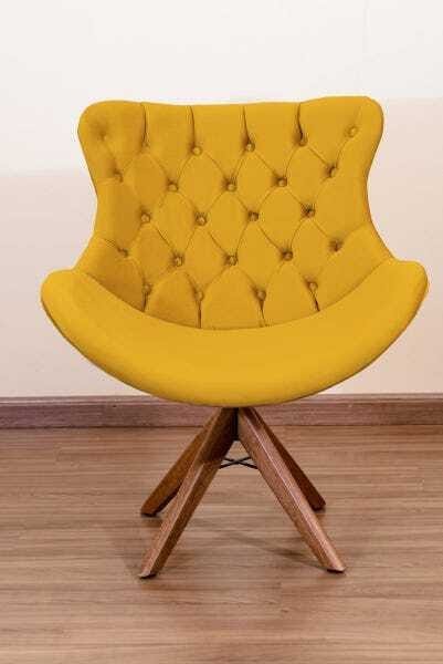 Poltrona Decorativa Júlia Pé Giratório de Madeira Capitonê:amarelo