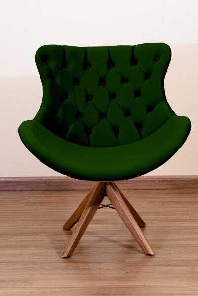 Poltrona Decorativa Júlia Pé Giratório de Madeira Capitonê:verde