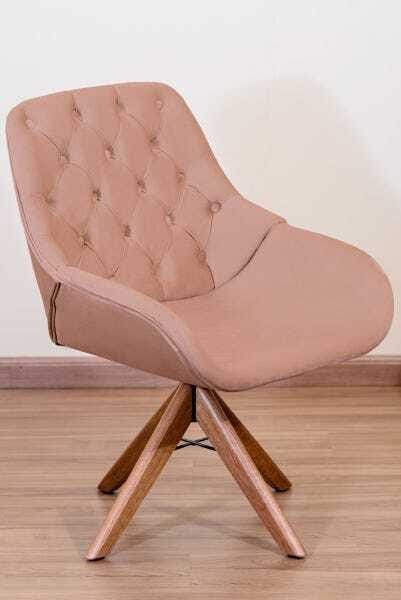 Poltrona Decorativa Linda Pé Giratório de Madeira Capitonê:rosa - 1