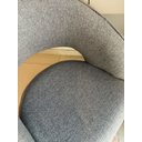 Ver imagem 2 de Poltrona Decorativa Núbia Pé Giratório Tecido Repelente À Água Cinza