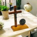 Ver imagem 1 de Crucifixo de Mesa com Medalha Sagrada Família 20 Cm