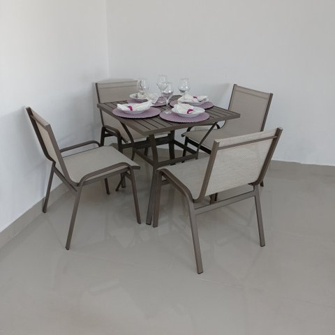 Conjunto Arpoador - Mesa com Tampo Ripado Quadrado 80cm de Diâmetro com Quatro Cadeiras Arpoador - A