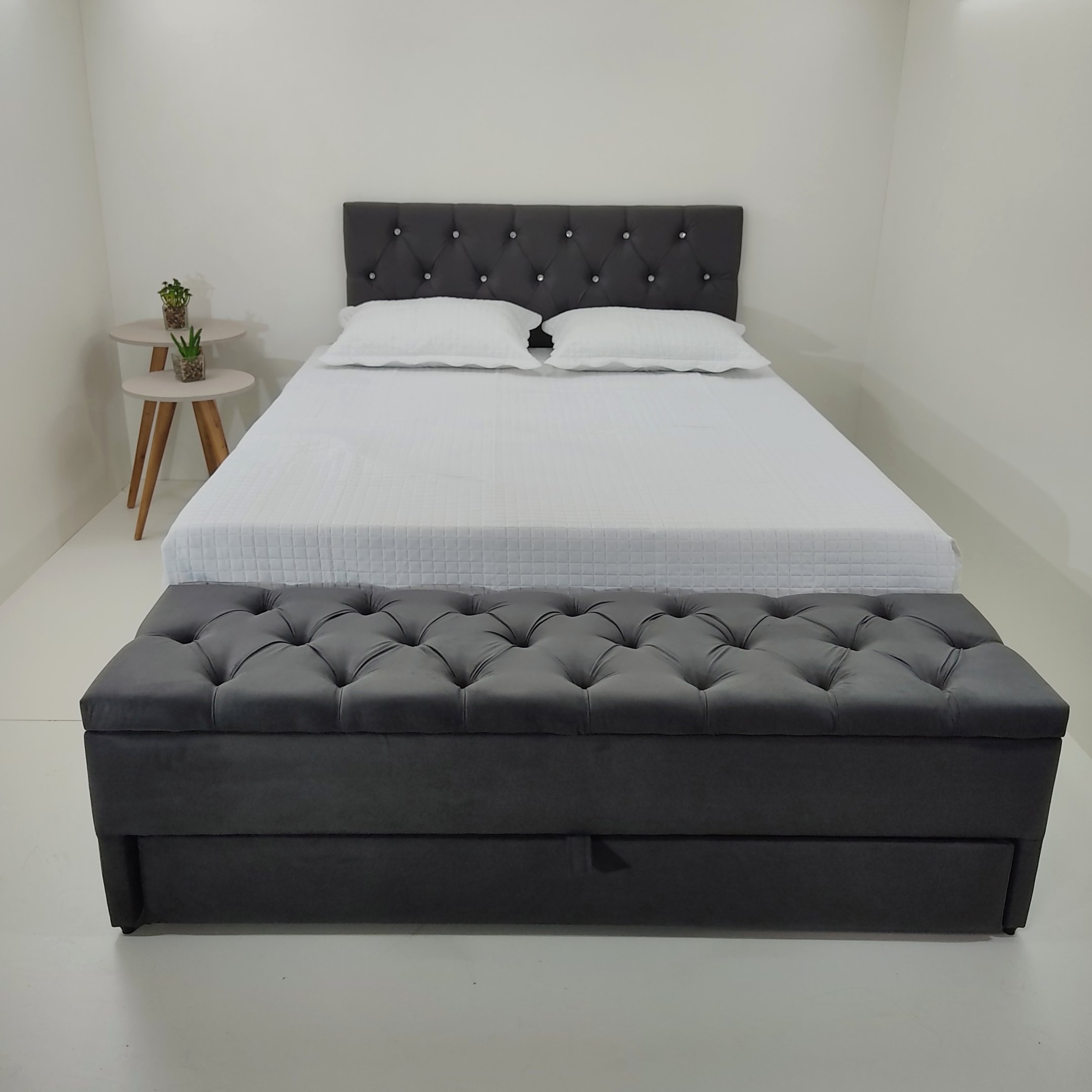 Kit Baú e Cabeceira Estofada Em Capitonê 140x117cm Veludo Na Cor Cinza Escuro Com Botões de Cristal - 1
