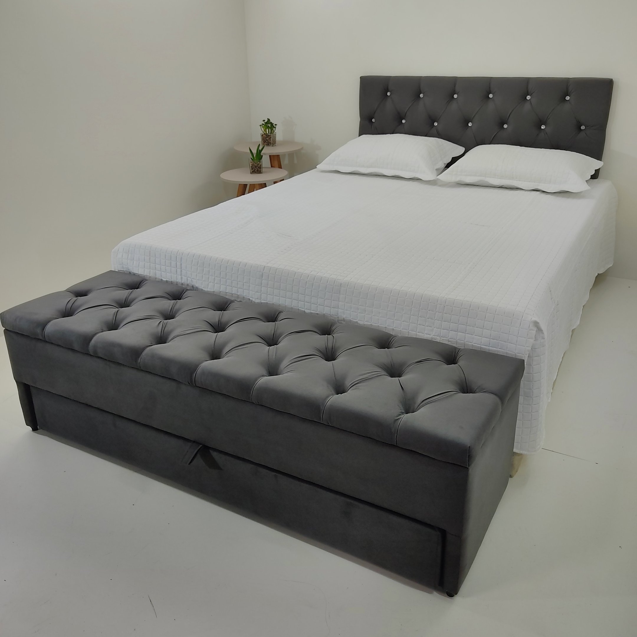 Kit Baú e Cabeceira Estofada Em Capitonê 140x117cm Veludo Na Cor Cinza Escuro Com Botões de Cristal - 2