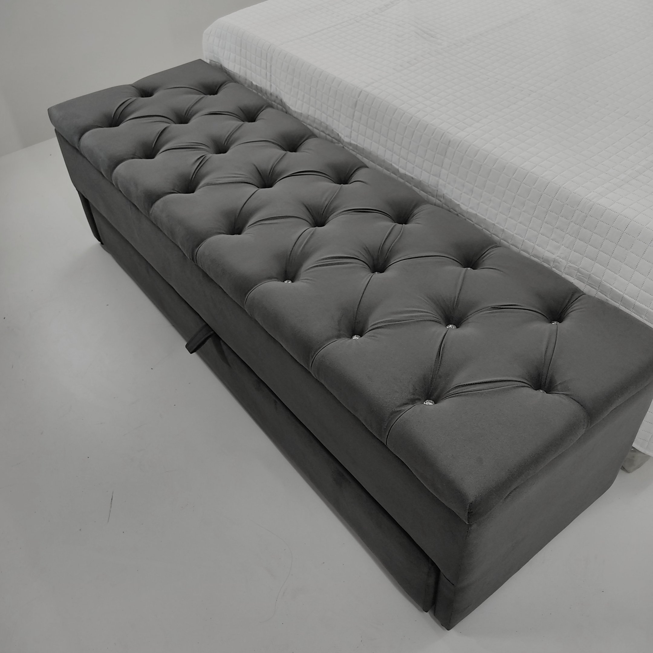 Kit Baú e Cabeceira Estofada Em Capitonê 140x117cm Veludo Na Cor Cinza Escuro Com Botões de Cristal - 3