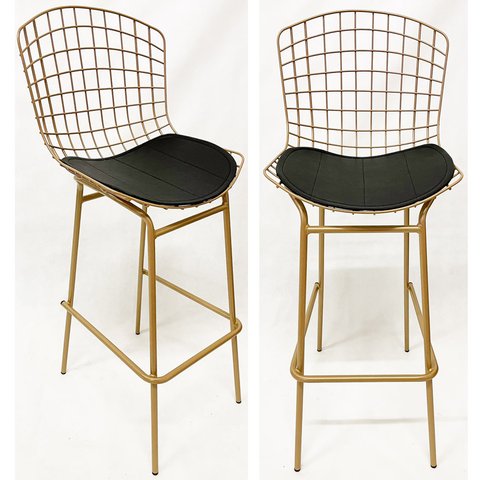 Kit 2 Banquetas BERTÓIA dourado fosco assento preto tubular altura 70cm - Poltronas do Sul