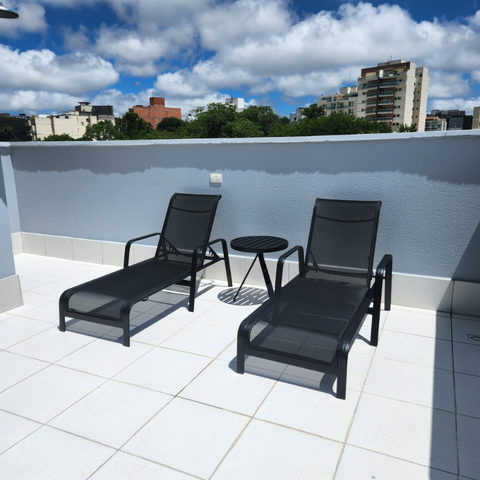Kit 2 Espreguiçadeiras e Mesinha para Piscina e Jardim