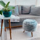 Ver imagem 1 de Puff Pelúcia Premium Redondo Decorativo Peludo Pelo Alto Pés Madeira Palito com Enchimento: Cinza