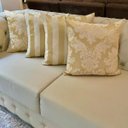 Ver imagem 2 de Kit 4 Capas de Almofadas Medalhão e Listrado Dourado 45cmx45cm