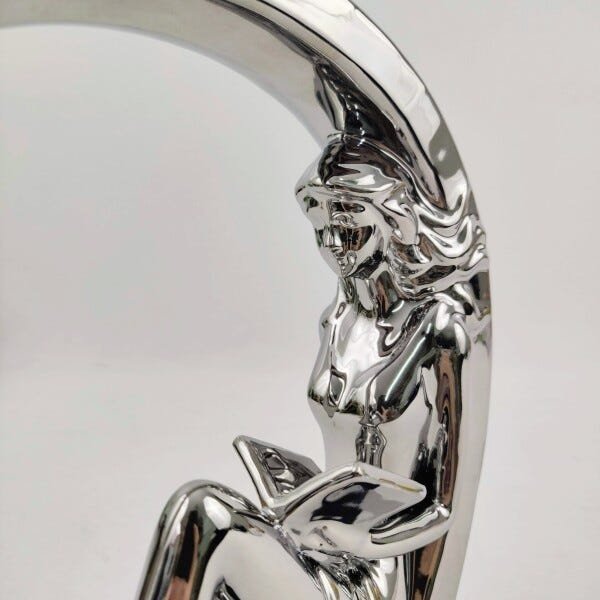 Enfeite Estatua Mulher Sentada Livro Prata Decoração 25x23cm - 4