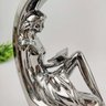 Enfeite Estatua Mulher Sentada Livro Prata Decoração 25x23cm - 2