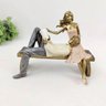 Enfeite Estatua Casal No Banco 18x22x12cm Luxo Topo de Bolo - 2